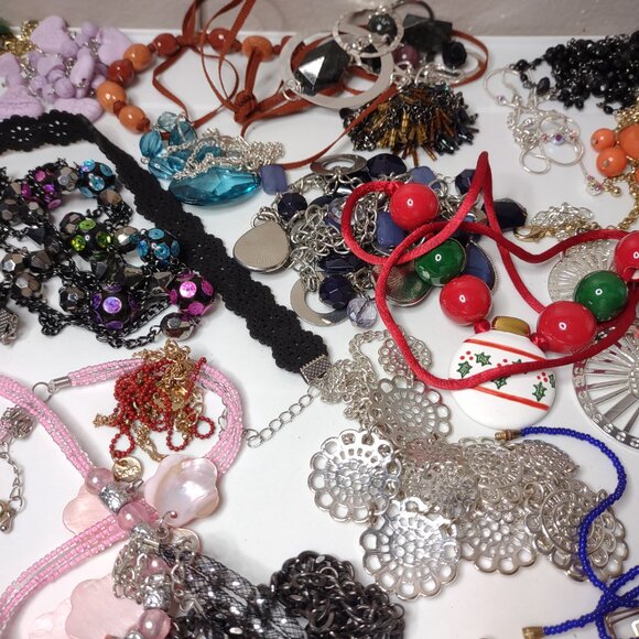Lot Of Over 50 Necklaces - Picture 9 of 16